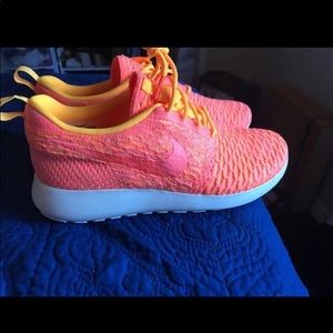 Brand new nike roshee